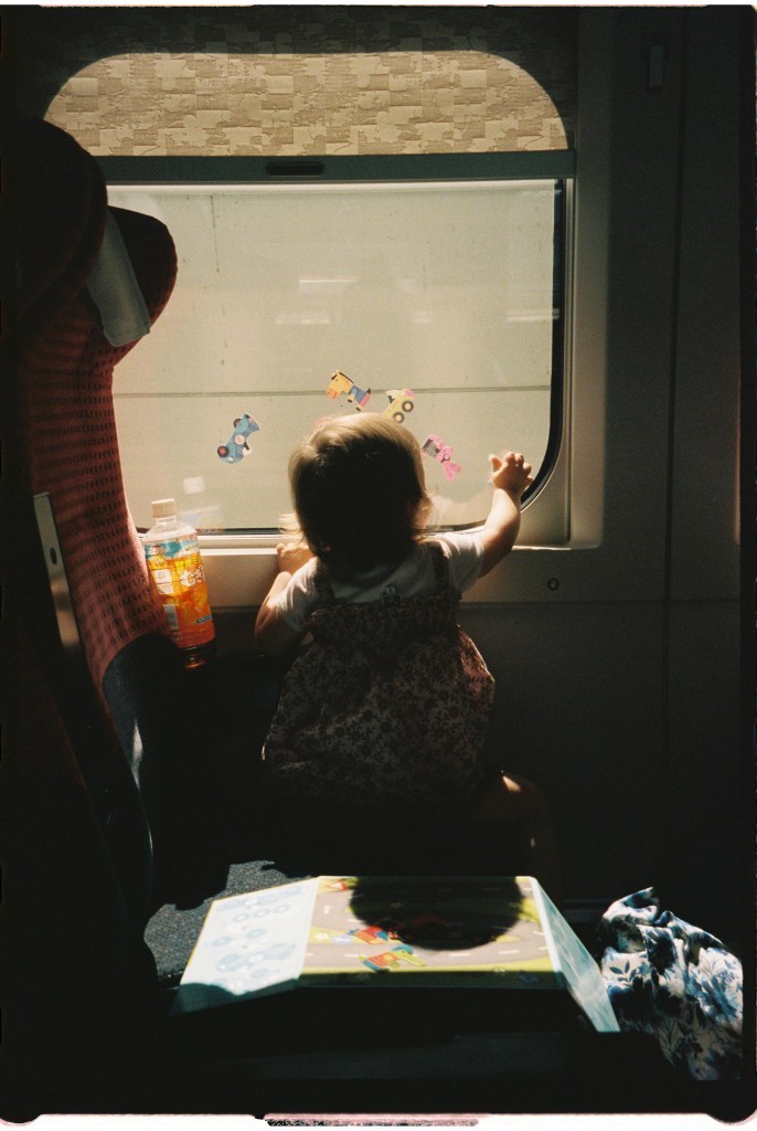 Travel toys: super helpful these window stickers! 